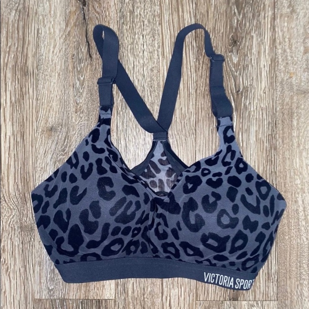 VS sports bra size 32 D 
Great condition !!